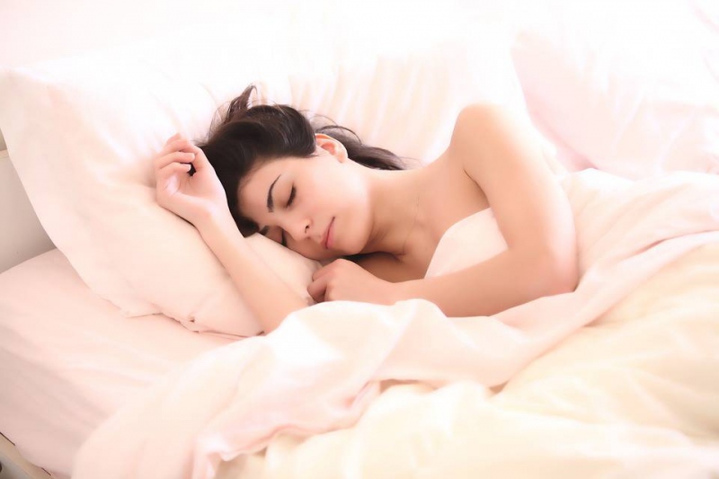 睡觉落枕引起的胳膊疼怎么办如何预防睡觉落枕呢